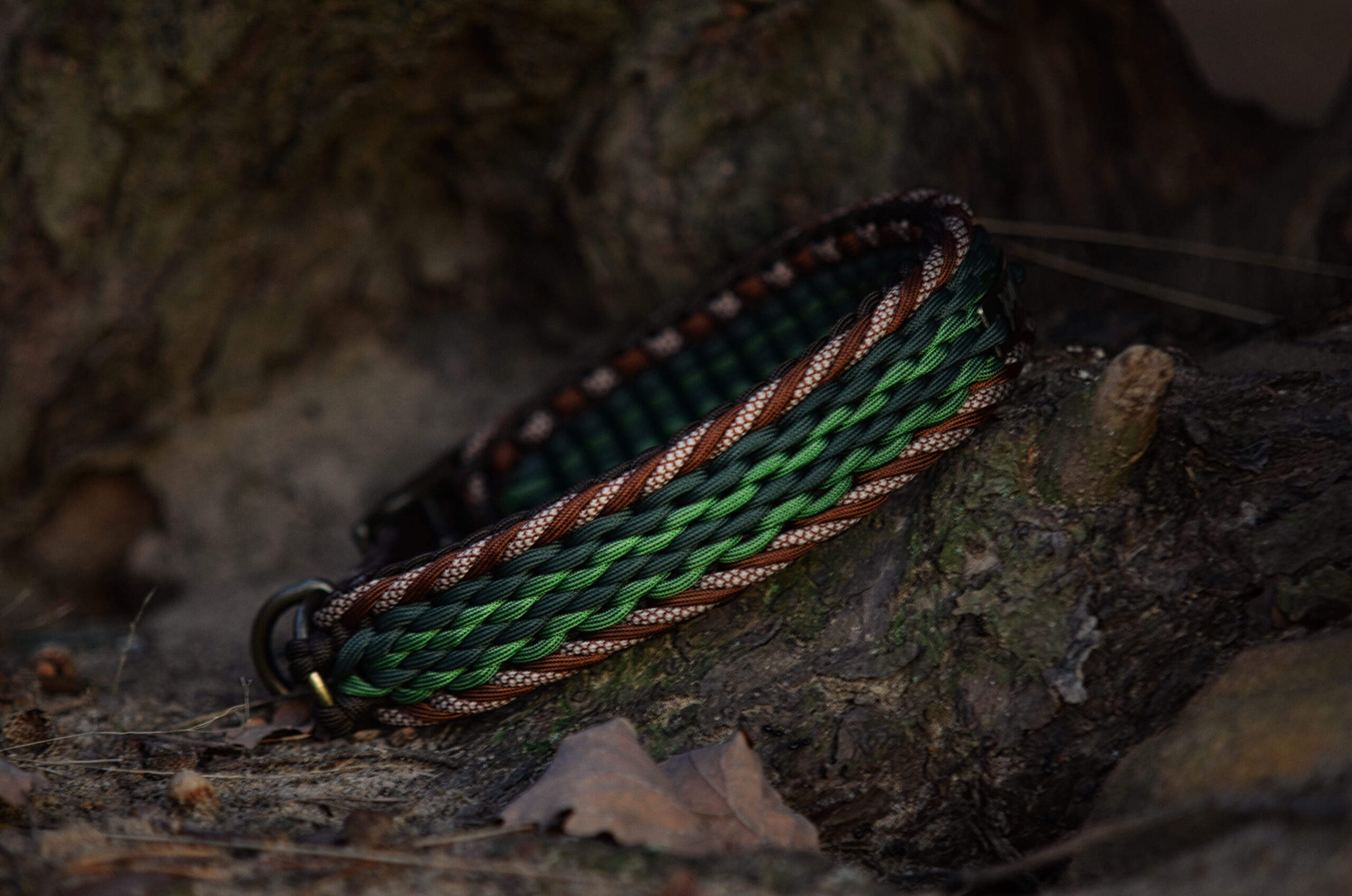 Eine gedeckte Farbkombination aus Grün- und Brauntönen. Das gemusterte Cord im Rand gibt dieser Kombination noch das kleine Etwas.